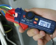 Testing the voltage in a cable using PCE-DC1 series multimeters.