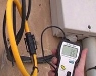 Comprobating current cables using PCE-EI-3000 series multimeters.