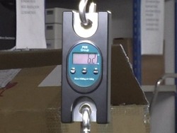 Display of the hanging scale PCE-HS 150 at weighing a load.