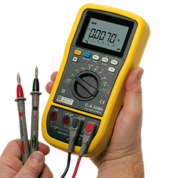 AC/DC TRMS Multimeter C.A 5289 in use
