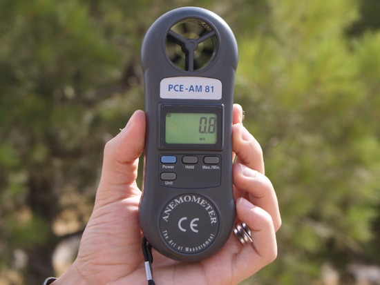 The anemometer PCE-AM81 measure the speed of the wind.