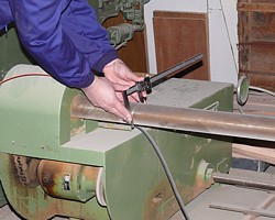 The caliper PCE-DCP 500 adjusting a woodworking machine.