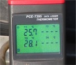 PCE-T395 contact thermometer display.