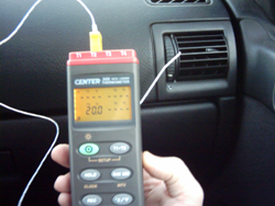 the PCE-T395 contact thermometer measuring the heating system of a car