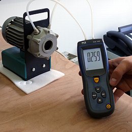 Here you can see the Differential Pressure Gauge PCE-P01/ P05 measuring a vacuum pump.