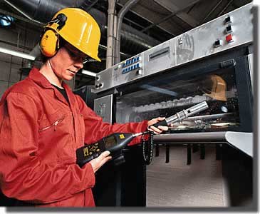 Use the dust particle analyzer MicroDust pro Kit checking a machine