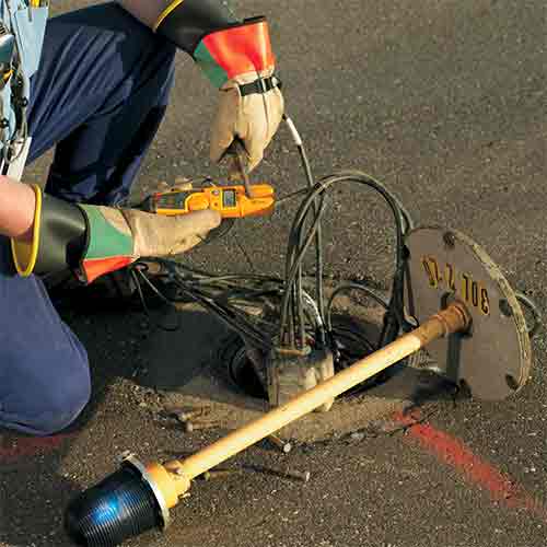 Electric tester FLUKE T5 in operation