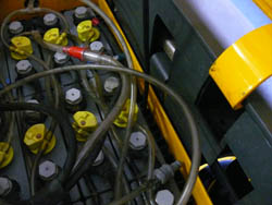 The PCE-DE 100 endoscope testing an electric pallet truck