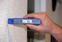 PCE-HGP humidity detector: measuring humidity in a wall