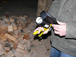 PCE-WT1 humidity detector: Taking measuring results in the sawdust.