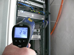 The PCE-889 infrared thermometer taking a measurement