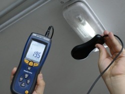 The PCE-172 light meter measuring in commercial facilities.