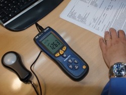 The PCE-172 light meter measuring in offices.