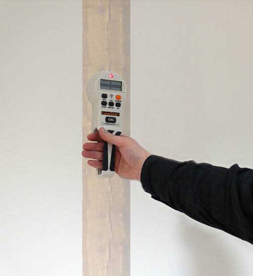Detector / Metal-Scanner MultiFinder Pro searching hidden wood beams in the wall