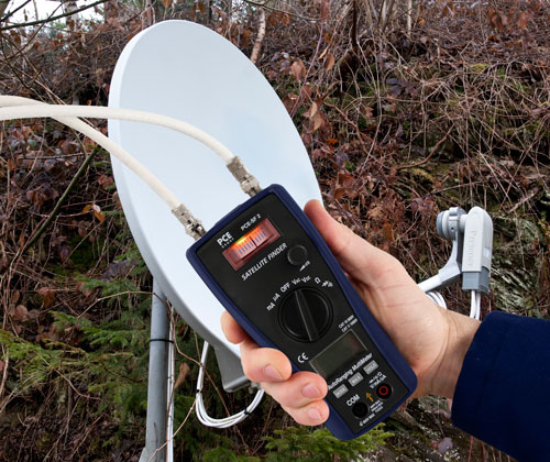 The PCE-SF 2 satellite finder and multimeter tracing a signal