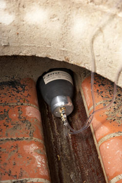 The Seweage Leak Meter DC 2000 W at work.