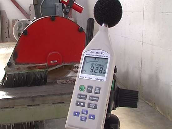 the PCE-353 sound level indicator with Leq function taking a measurement over a period of time in an office