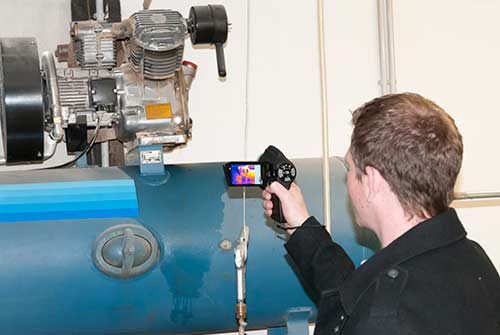 The Thermal Camera PCE-TC 9 during the inspection