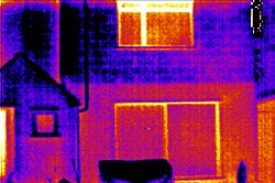 PCE-TC 6 thermal camera: heat radiation escaping from a window