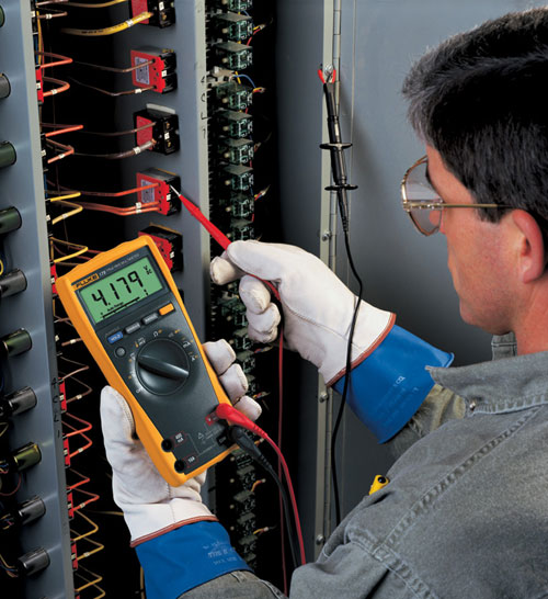 TRMS Digital Multimeter FLUKE 177 during maintenance