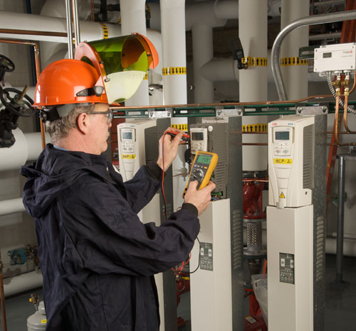 TRMS Digital Multimeter FLUKE 179 during maintenance