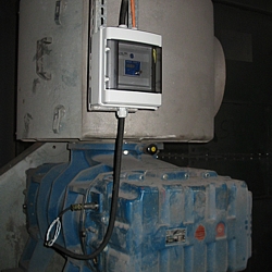 Here you can see the PCE-VB 102 vibration meter monitoring a compaction machine. 