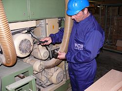 taking a measurement with the PCE-VT 2700 vibration meter