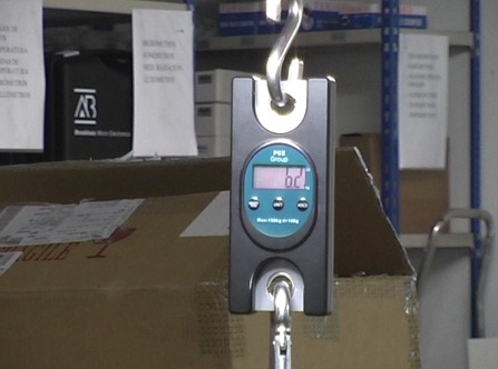 Display of the Hook Scales PCE-HS 50 while weighing a load.