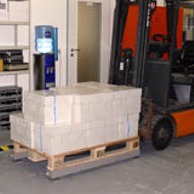 Pallet Scales PCE-SW 1500 series weighing packages in a warehouse.