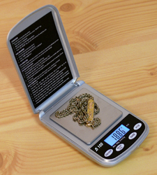 The PCE-JS 100 Scales for Gold measuring a gold chain.