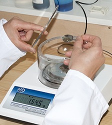 The PCE-LSM 200 Scales for Gold measuring gold.