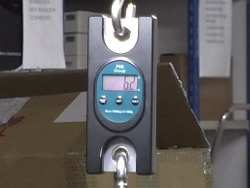 Display of the hanging balance PCE-HS 150 while weighing a load.