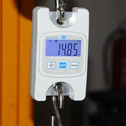 Display of the Hanging scales PCE-HS N Series while weighing a load.