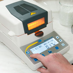 The moisture analyser scale has a nine-button membrane keyboard.