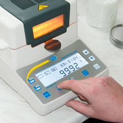 The moisture analyser scale comes with a large LCD. 