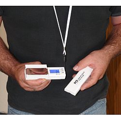 PCE-JS 300 pocket scale in use