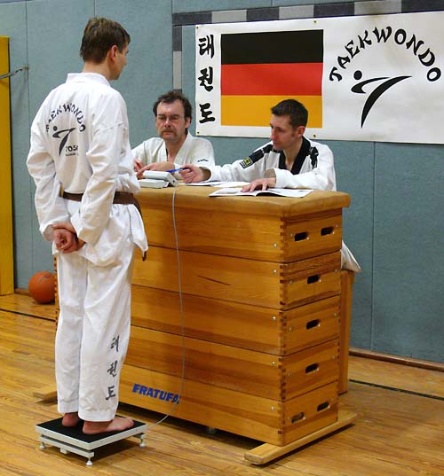 PCE-PS 200 MPC sports scale in a taekwondo competition.