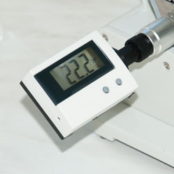Here you can see the digital thermometer that can be added to the refractometer