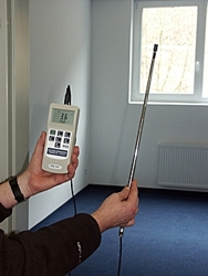 PCE-424 air quality tester measuring the temperature of a room