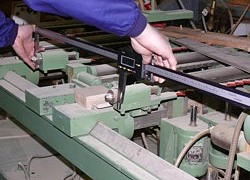 Caliper PCE-DCP 1000 adjusting a woodworking machine.
