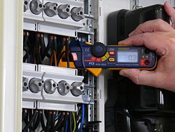 PCE-DC2 clamp meter in use