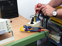 PCE-DC2 clamp meter in use