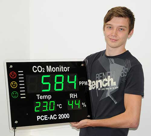 CO2 gauge PCE-AC 2000 held in hand