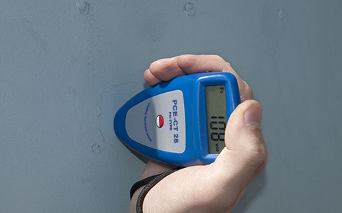 Coating Thickness Meter/Gauge PCE-CT 28 (F/N) determining the thickness of paint.