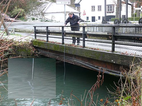 The data logger PCE-T 200W measuring the temperature in a short river.