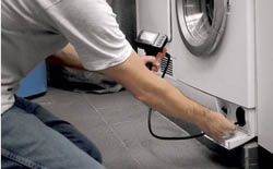 The PCE-DE 50 endoscope checking a washing machine.