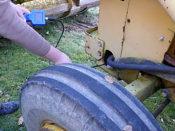 The PCE-DE 100 endoscope testing the connections of a tractor.