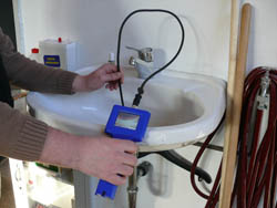 The PCE-DE 100 endoscope testing a stuck pipe.