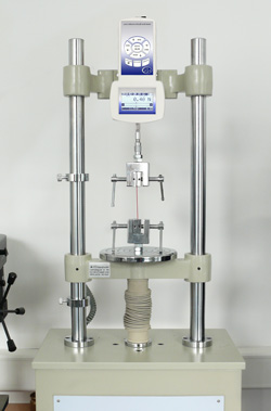 The PCE-FG Precision Force Gauge measuring traction force.