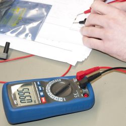 The Function Compact Multimeter PCE-DM 14 during a resistance measurement